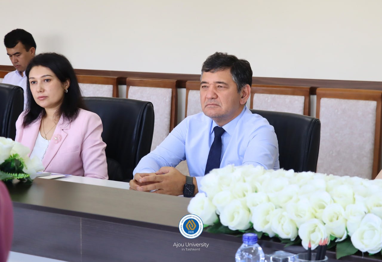 A meeting of representatives from Ajou University and UPSI.