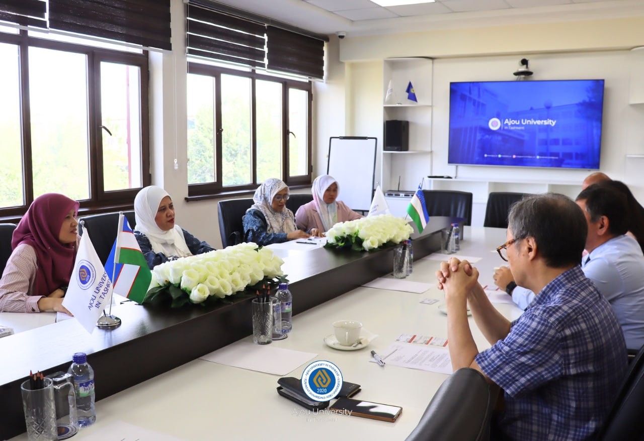 A meeting of representatives from Ajou University and UPSI.